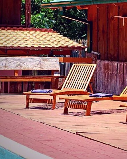 Reposeras de madera en el deck de Palo Rosa Lodge