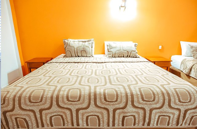 Habitación del lodge con cama matrimonial