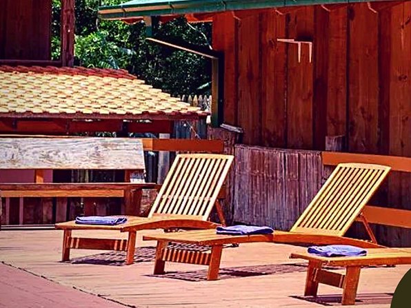 Entorno arbolado de Palo Rosa Lodge